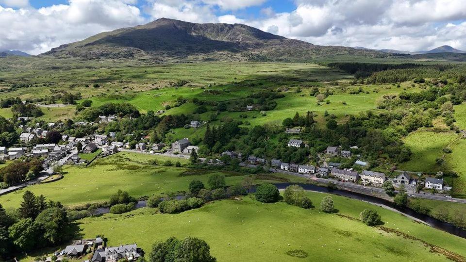 Elen'S Castle Hotel Dolwyddelan Exterior photo