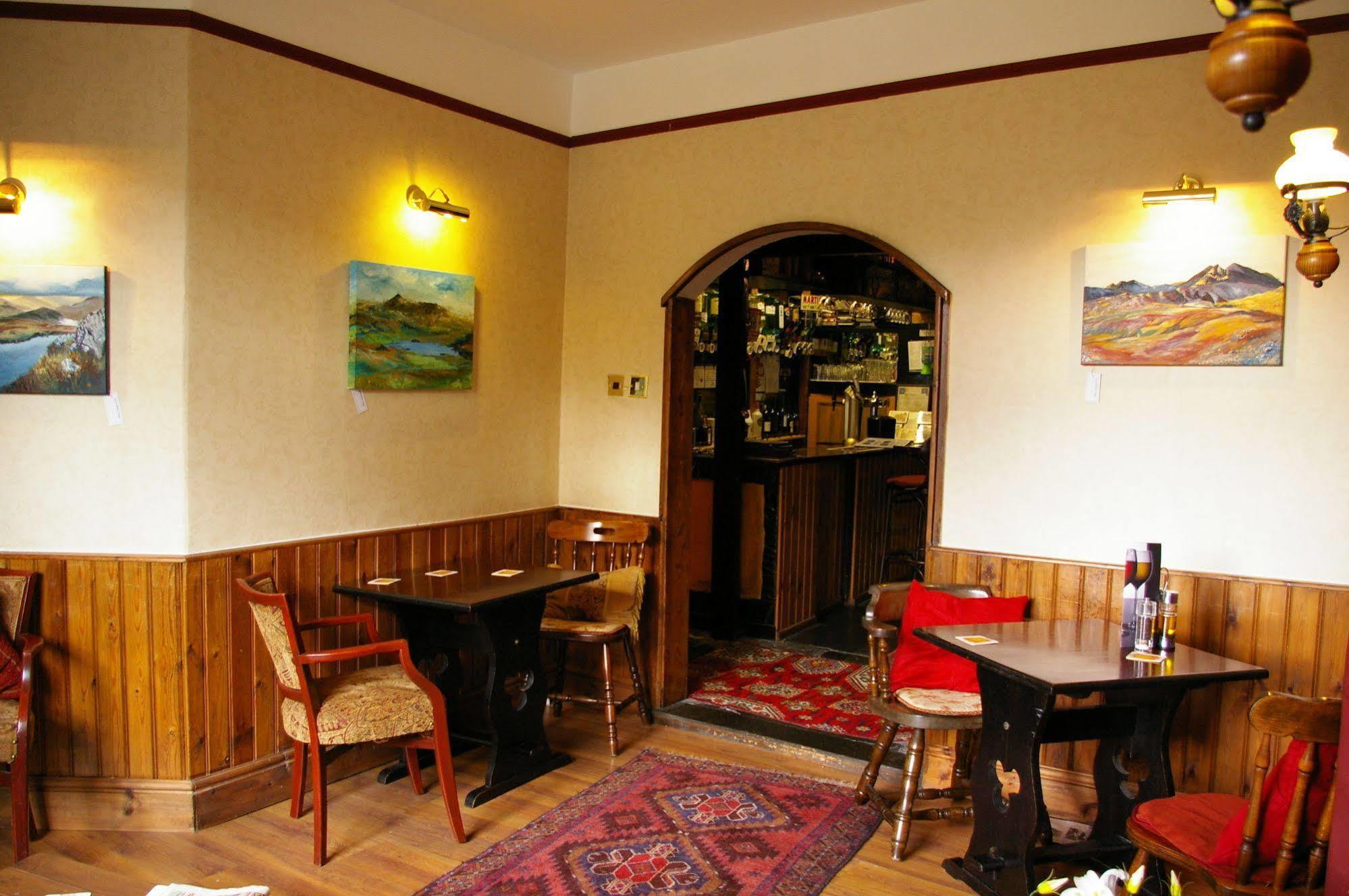 Elen'S Castle Hotel Dolwyddelan Exterior photo